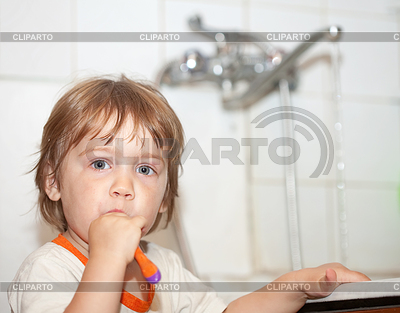 Zwei-Jahres-Baby gir Zähneputzen im Badezimmer - © Iakov Filimonov