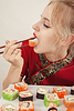 Mädchen isst Sushi | Stock Foto