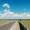 Asphaltstraße bis wolkig Horizont | Stock Foto