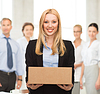 Photo 300 DPI: businesswoman delivering cardboard box