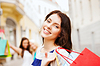 Las niñas con bolsas de la compra en ctiy | Foto de stock