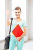 Estudiante con carpetas y bolso de escuela de la universidad | Foto de stock