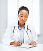 Prescripción de la escritura femenina médico | Foto de stock