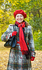 Mujer madura en el otoño de parque | Foto de stock