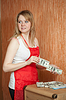 Magd stiehlt Geld von Tisch | Stock Foto