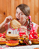 Mädchen in traditioneller Kleidung essen Pfannkuchen | Stock Foto