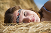 Muchacha en el heno fresco | Foto de stock