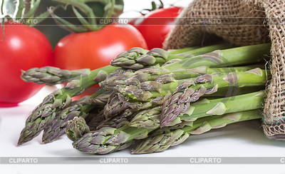 Espárragos frescos con verduras | Foto de alta resolución |ID 3748212