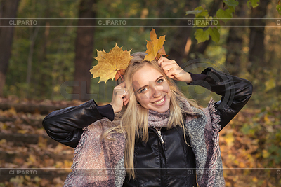Glückliches Herbstmädchen | Foto mit hoher Auflösung |ID 7413423