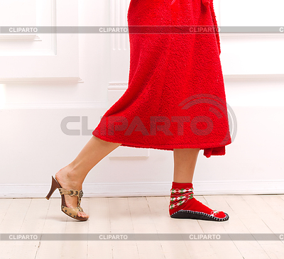 Mädchen im Haus und Schuhe mit hohen Absätzen | Foto mit hoher Auflösung |ID 3911900