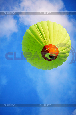 Globo verde en las nubes | Foto de alta resolución |ID 3839218