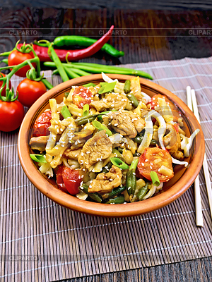 Noodles wok Thai в глиняной тарелке на борту | Фото большого размера |ID 6537646
