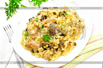 Risotto con setas y pollo en mesa de luz | Foto de alta resolución |ID 6747904