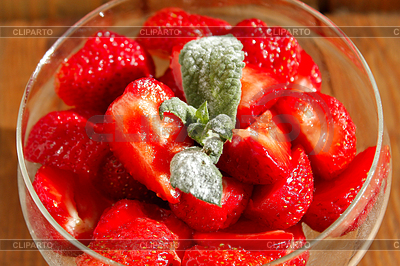 Fresas maduras en un recipiente transparente | Foto de alta resolución |ID 5888267