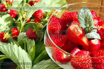 Las fresas en un tazón y fresas racimos | Foto de alta resolución |ID 5888273