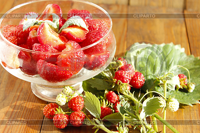 Fresas maduras en un recipiente transparente y racimos | Foto de alta resolución |ID 6208238