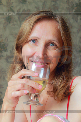 Retrato de mujer con un vaso de vino | Foto de alta resolución |ID 3862867