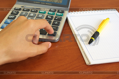 Mano y calculadora | Foto de alta resolución |ID 6643472