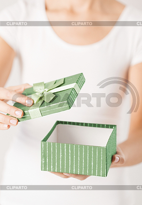 Frau Hände mit Geschenk-Box | Foto mit hoher Auflösung |ID 3930356