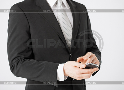 El hombre con el teléfono inteligente escribiendo algo | Foto de alta resolución |ID 3931176