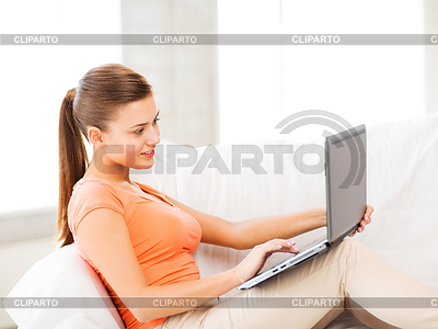 Mujer feliz con la computadora portátil en casa | Foto de alta resolución |ID 3931861