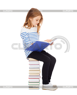 Niña estudiante sentado en la pila de libros | Foto de alta resolución |ID 3935114