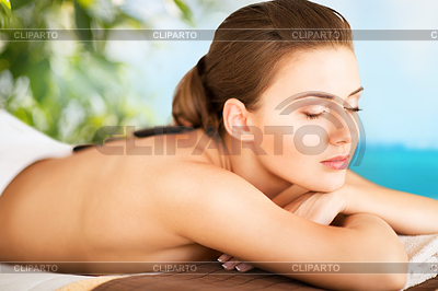 Frau in Spa-Salon mit heißen Steinen | Foto mit hoher Auflösung |ID 3935425