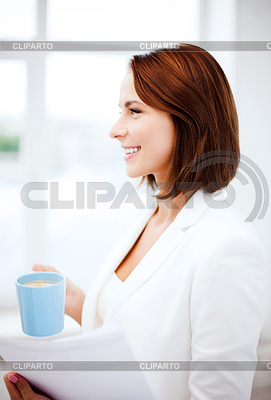 Frau mit einer Tasse Kaffee und Papiere | Foto mit hoher Auflösung |ID 3935746