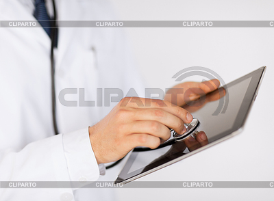 Arzt mit Stethoskop und Tablet-PC | Foto mit hoher Auflösung |ID 3936015