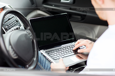 Hombre usando la computadora portátil en el coche | Foto de alta resolución |ID 3936305