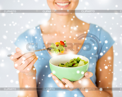 Mujer comiendo una ensalada con verduras | Foto de alta resolución |ID 3936423