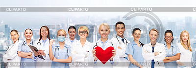 Sonreír a los médicos y enfermeras con el corazón rojo | Foto de alta resolución |ID 4504811