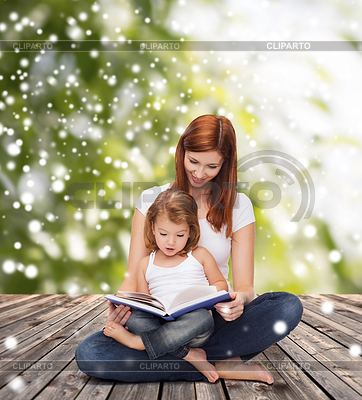 Madre feliz con la niña y el libro | Foto de alta resolución |ID 4546748