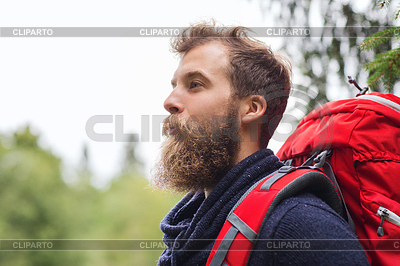Lächelnde Mann mit Bart und Rucksack Wandern | Foto mit hoher Auflösung |ID 4599633