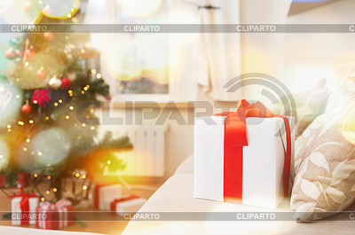 Geschenk-Box auf Trainer zu Hause | Foto mit hoher Auflösung |ID 4625674