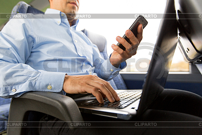 Hombre con smartphone y un ordenador portátil en los viajes de autobús | Foto de alta resolución |ID 5659374