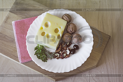 Queso y nueces en la placa | Foto de alta resolución |ID 6417180