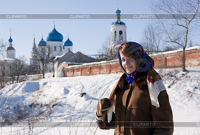 Улыбается девушка в России традиционные платок | Фото большого размера |ID 4001123