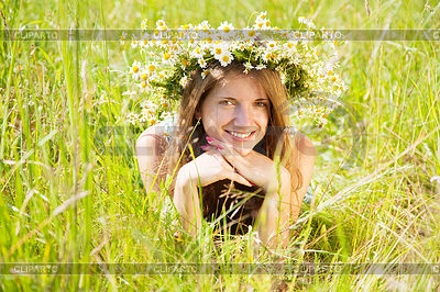 Mädchen in Kamillen Rosenkranz | Foto mit hoher Auflösung |ID 4018563