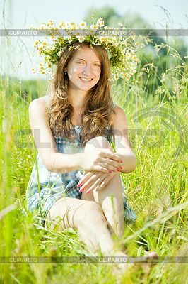 Mädchen in Kamillen Rosenkranz | Foto mit hoher Auflösung |ID 4022304