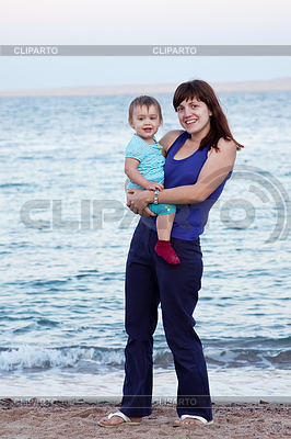Mutter mit Kleinkind am Strand | Foto mit hoher Auflösung |ID 4023503