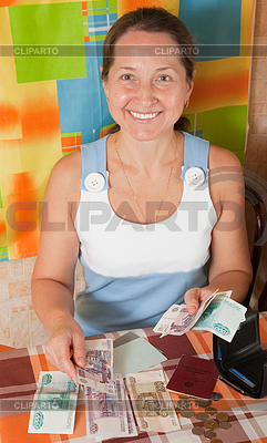 Reife Frau mit Geld | Foto mit hoher Auflösung |ID 4023845