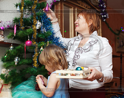 Бабушка и ребенок готовится к Christma | Фото большого размера |ID 4037623