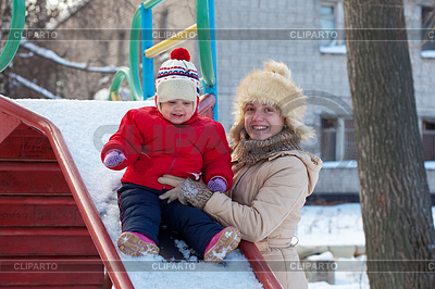 Glückliche Mutter mit Kleinkind im Winter | Foto mit hoher Auflösung |ID 4037769