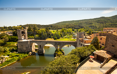 Средневековый мост с воротами башни. Besalu | Фото большого размера |ID 4043192