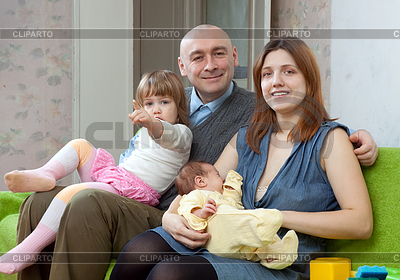 Счастливые родители с двумя детьми | Фото большого размера |ID 4050152