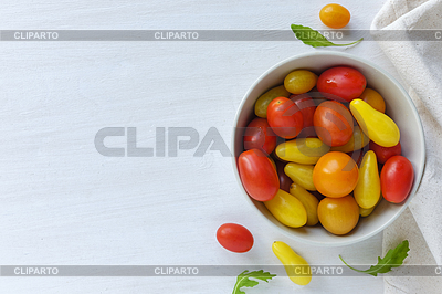 Tazón de tomates rojos y amarillos | Foto de alta resolución |ID 6735663