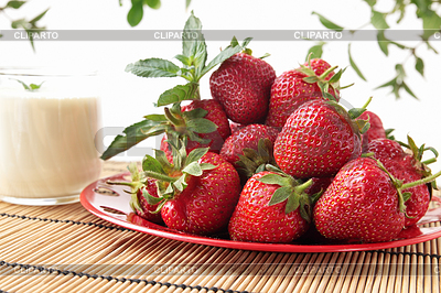 Ripe juicy strawberries | High resolution stock photo |ID 4046185