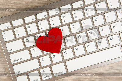 Corazón rojo en la vista superior del teclado blanco que data | Foto de alta resolución |ID 6676916