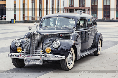 Coche Packard negro en plaza de la ciudad | Foto de alta resolución |ID 6833861